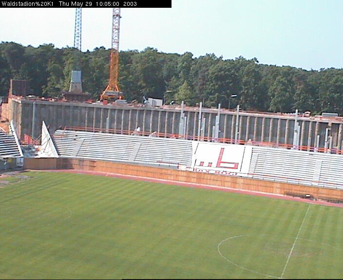 Der Neubau des neuen Waldstadions in Frankfurt / Main. Alte Kamera 1: Gegentribüne (Südosten)